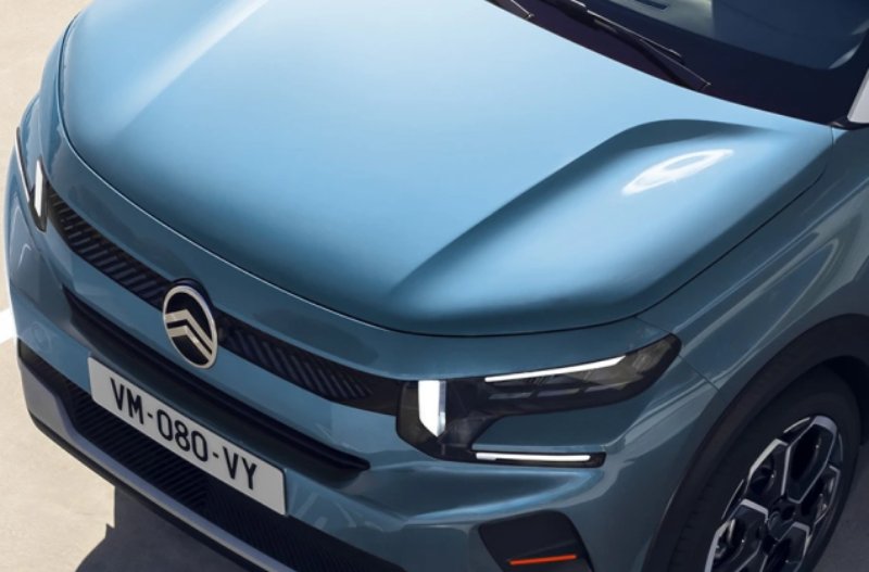 close up of the car headlights