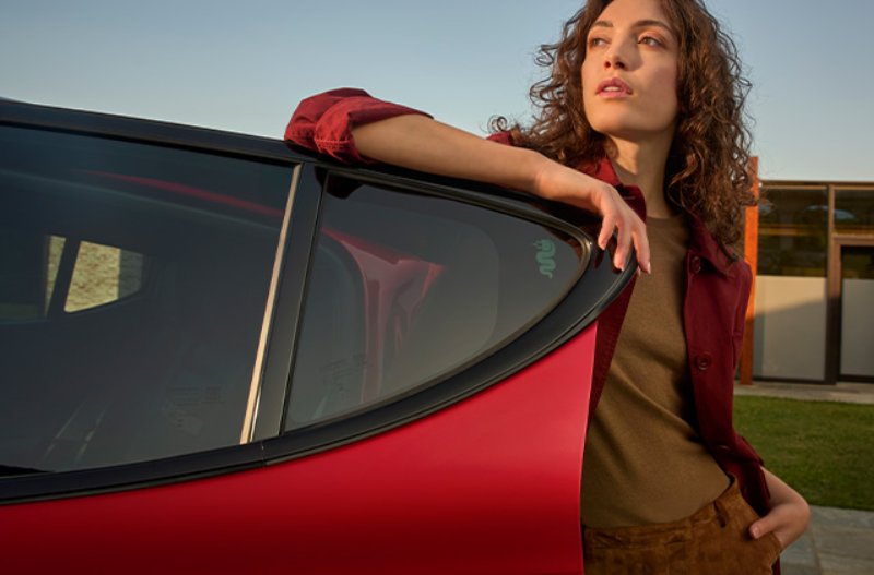 WOMAN STOOD AT THE DOOR OF CAR