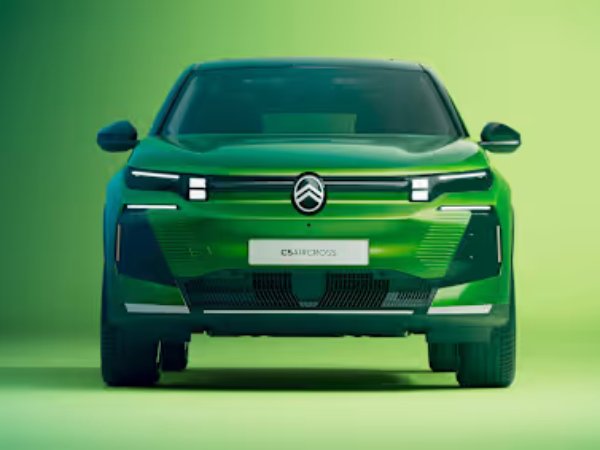 Green Citroën C5 Aircross concept car front view with logo and label C5 X CROSS.